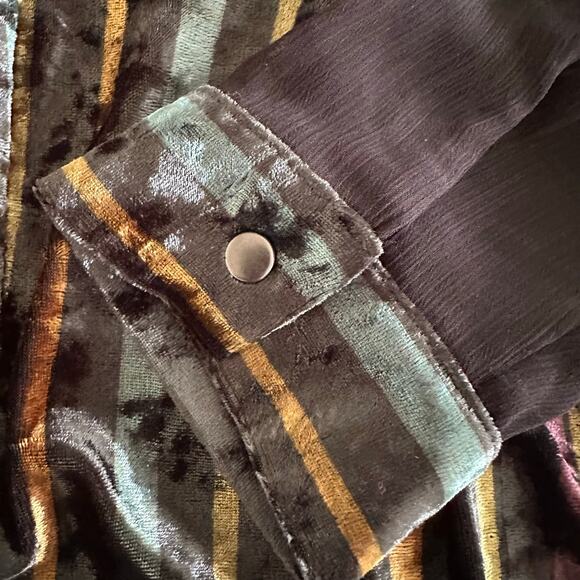 Romeo + Juliet
Crushed Velvet Dress with Sheer Back and Incredible Detail - Picture 12 of 15